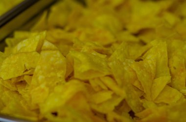 Patates arkaplanından çok renkli cips