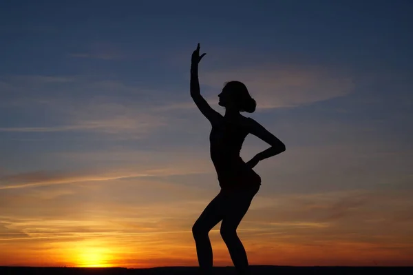Tancerz Tańcu Nie Dzieli Się Powietrzu Przed Zachodem Słońca — Zdjęcie stockowe
