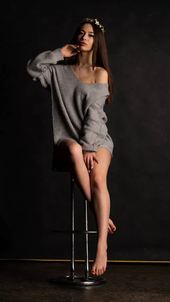 Sexy Junge Schönen Grauen Kleid Mit Ärmeln Posiert Studio Auf — Stockfoto