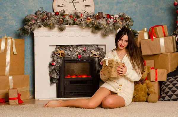Attraktive Brünette Frau Posiert Der Nähe Von Kamin Weihnachtlich Dekorierten — Stockfoto