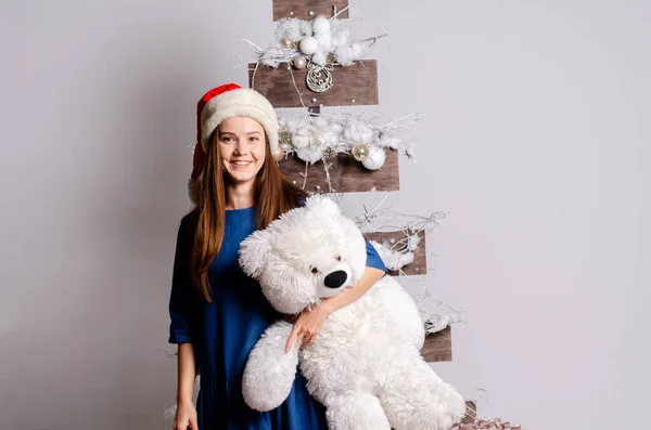 Hermosa mujer feliz en Santa Claus ropa —  Fotos de Stock