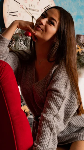 Schöne sexy Mädchen posiert ein kurzes graues Kleid Neujahr — Stockfoto