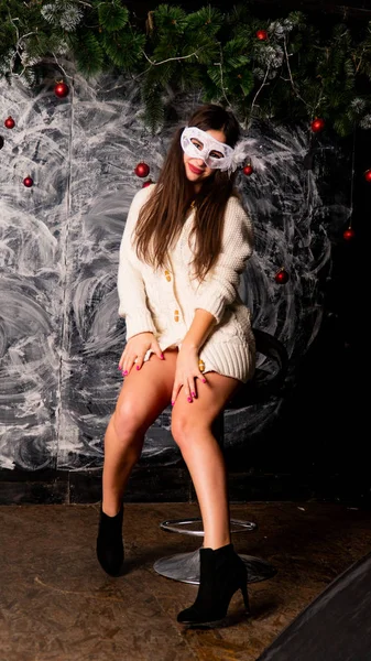 Bela Sexy Morena Mulher Longo Quente Camisola Carnaval Mascarada Máscara — Fotografia de Stock