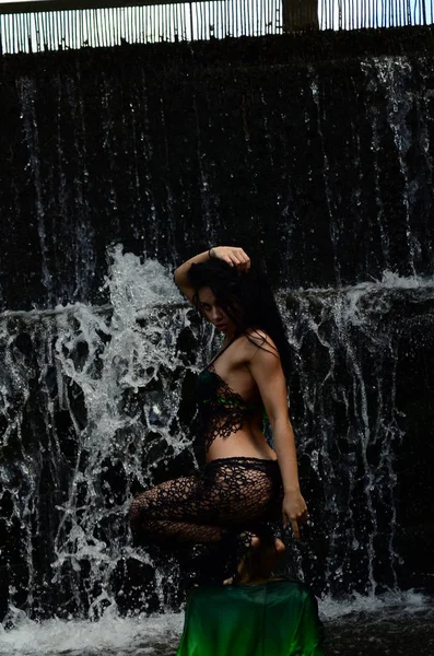 Jonge Brunette Model Poseren Tegen Een Waterval — Stockfoto