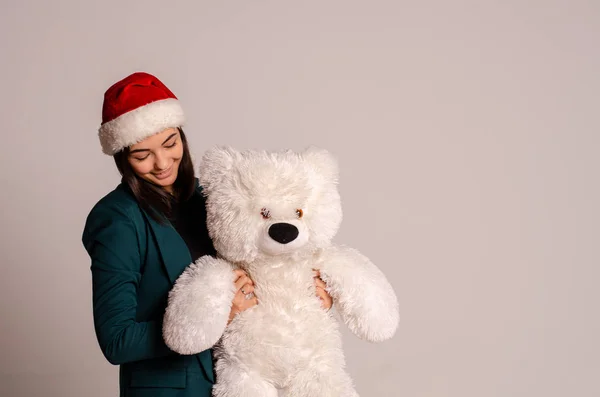 Mooie Afrikaanse Amerikaanse Vrouw Met Een Teddybeer Zijn Hoofd Geïsoleerd — Stockfoto