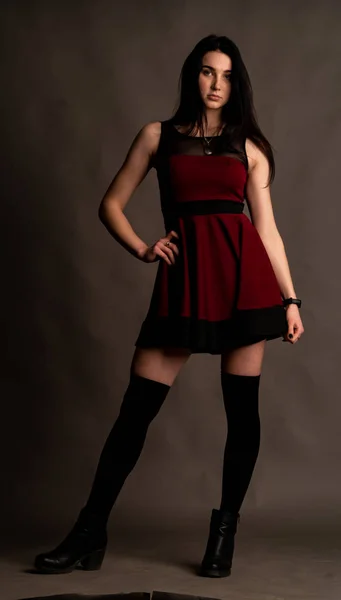 Junge Brünette Frau Stilvoller Kleidung Posiert Dunklen Studio — Stockfoto