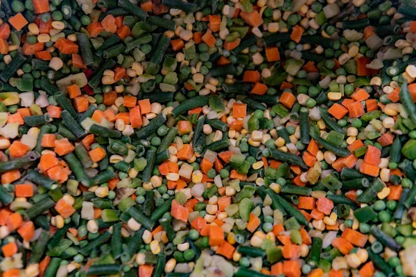 Смесь замороженных овощей в металлической миске. Студия фото — стоковое фото