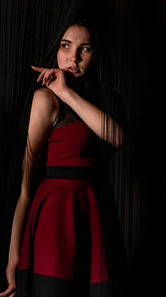 Csinos Fiatal Szexi Modell Sötét Haj Piros Ruhában Pózol Sötét — Stock Fotó