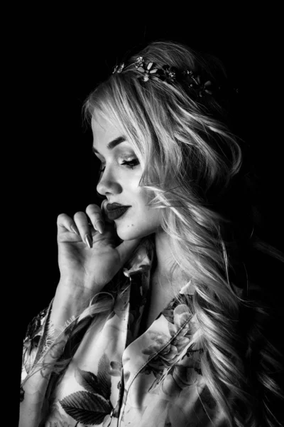 Beautiful Stylish Blonde Woman Makeup Hairdo Posing Dark Background — Stock Photo, Image