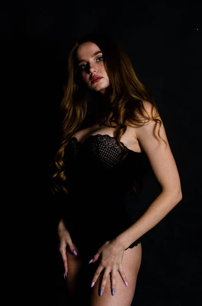 Vysoká sexy brunetka spodní prádlo studio portrét — Stock fotografie