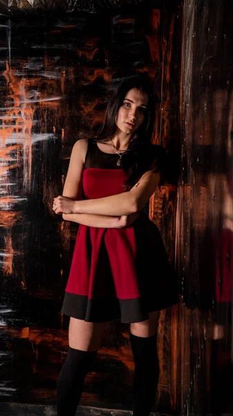 Bonito Modelo Sexy Joven Hembra Con Pelo Oscuro Vestido Rojo —  Fotos de Stock