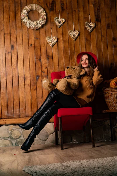 Bela Morena Mulher Com Brinquedo Urso Posando Madeira Estúdio — Fotografia de Stock