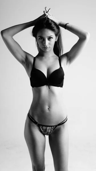 Bella donna sexy in lingerie nera su sfondo bianco — Foto Stock