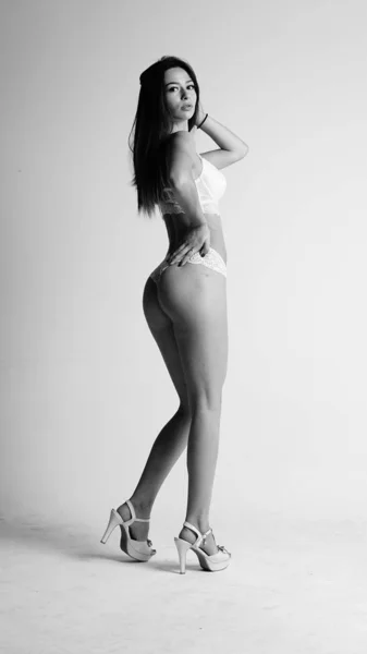 Mädchen Weißen Dessous Und High Heels Posieren Auf Weißem Hintergrund — Stockfoto