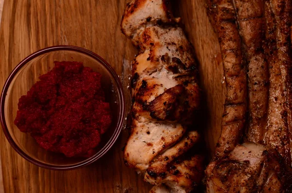 Barbacoa de ternera asada en rodajas Filete Striploin con salsa chimichurri sobre tabla de cortar sobre fondo de madera oscura —  Fotos de Stock