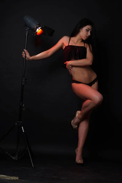 Mujer Joven Guapa Morena Con Ropa Cama Moda Estudio —  Fotos de Stock