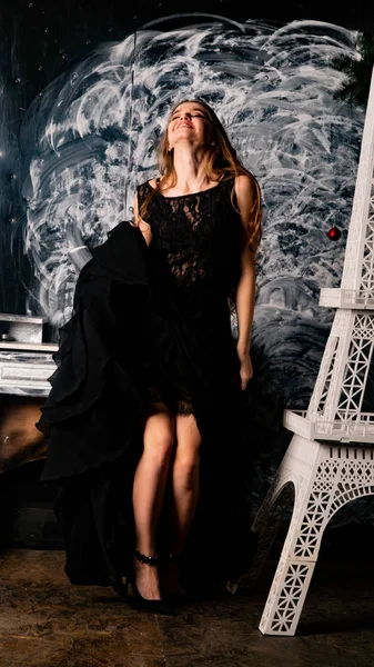 Stüdyoda Dantel Elbiseyle Poz Veren Genç Güzel Bayan — Stok fotoğraf