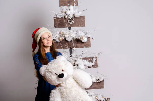 Mulher feliz bonita em roupas de Papai Noel — Fotografia de Stock