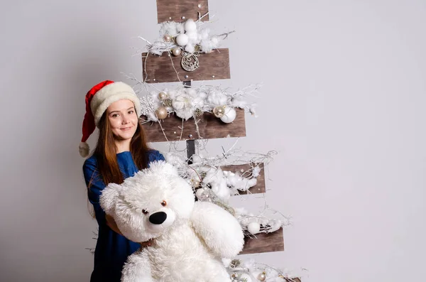 Schöne glückliche Frau in Weihnachtsmannkleidung — Stockfoto