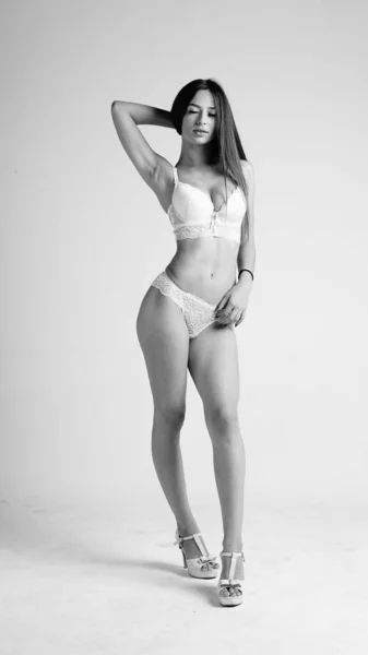 Menina em lingerie no fundo branco — Fotografia de Stock