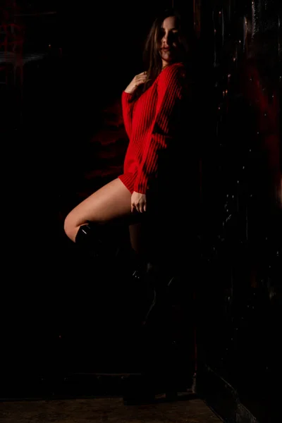 Bella Sexy Donna Nuda Maglione Rosso Sfondo Scuro — Foto Stock