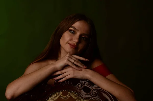 Hermosa Mujer Con Anillo Compromiso Mano —  Fotos de Stock