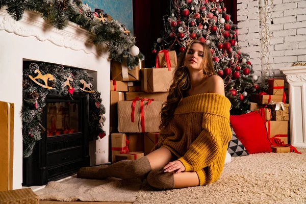 Hermosa Morenita Joven Que Pone Cerca Chimenea Estudio Decorado Navidad —  Fotos de Stock