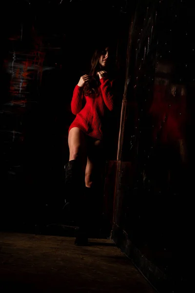 Hermosa Mujer Sexy Desnuda Polvo Rojo Sobre Fondo Oscuro —  Fotos de Stock