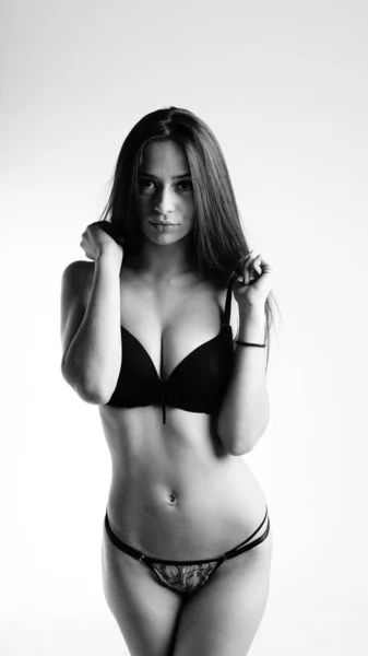 Mulher sexy bonita em lingerie preta sobre fundo branco — Fotografia de Stock
