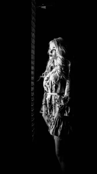 Красива Стильна Блондинка Макіяжем Зачіскою Позує Темному Фоні — стокове фото