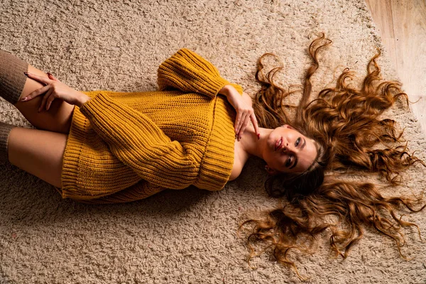 Jovem Mulher Luxuoso Estúdio Decoração Natal — Fotografia de Stock