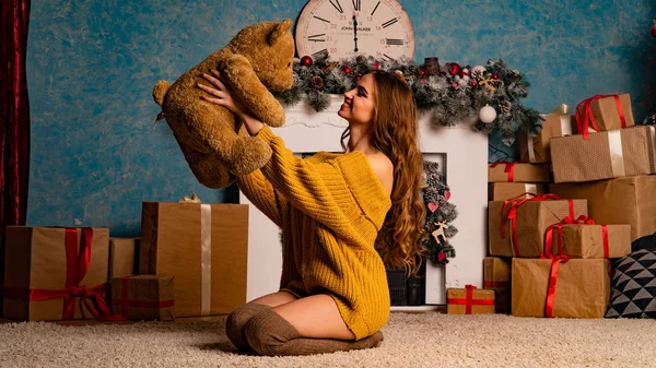 Hermosa Morenita Joven Que Pone Cerca Chimenea Estudio Decorado Navidad —  Fotos de Stock