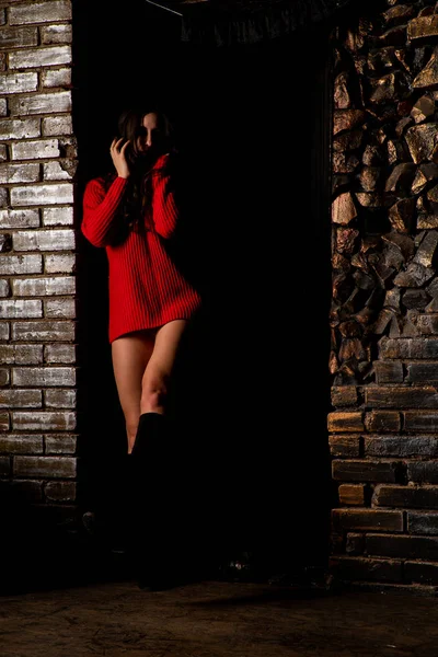 Schöne Sexy Nackte Frau Rotem Pullover Auf Dunklem Hintergrund — Stockfoto