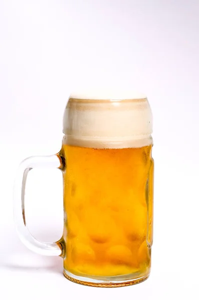 Variedad de cervezas diferentes, de diferentes colores y grados alcohólicos en copas de diferentes formas adaptadas a diferentes personalidades —  Fotos de Stock
