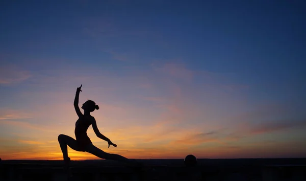 Dans Eden Dansçı Gün Batımına Karşı Havada Yarılır — Stok fotoğraf