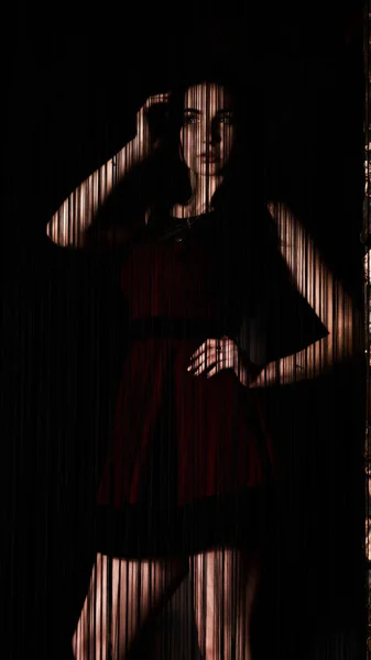 Красивая Молодая Сексуальная Модель Темными Волосами Красном Платье Позирует Темной — стоковое фото