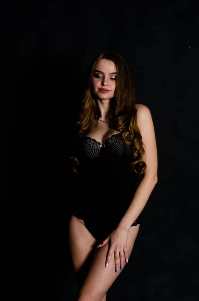 Alta sexy morena lingerie estúdio retrato — Fotografia de Stock