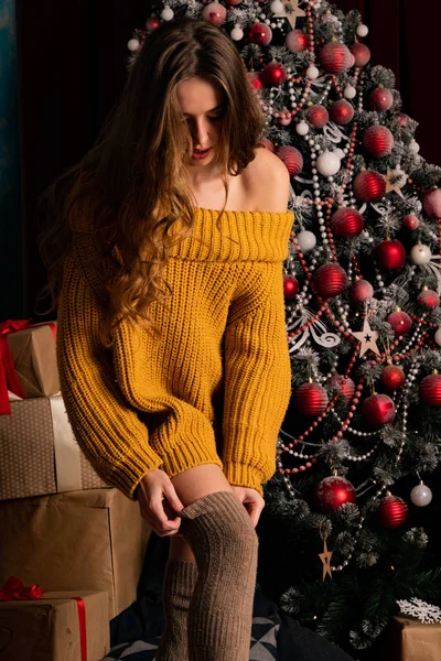 Красива Брюнетка Молода Жінка Позує Біля Каміна Різдво Прикрашена Студія — стокове фото