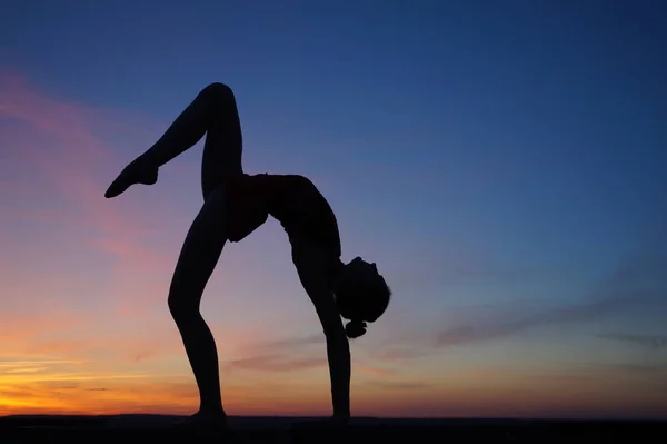 Bailarina Danza Hace Las Divisiones Aire Contra Atardecer — Foto de Stock