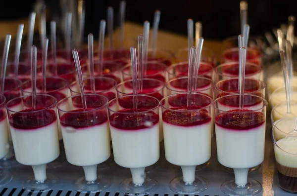 Nahaufnahme Von Köstlichen Desserts Regal — Stockfoto