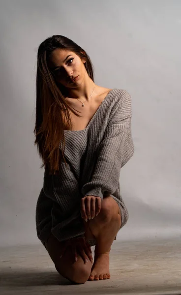 Schöne sexy Mädchen, posiert graues Kleid, weißen Hintergrund — Stockfoto