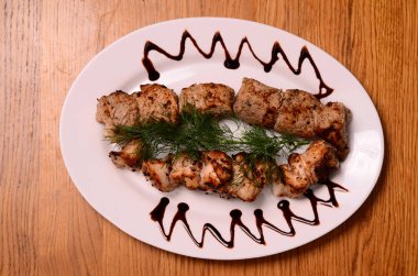 Barbekü parçaları beyaz tabakta, yakın görüş 