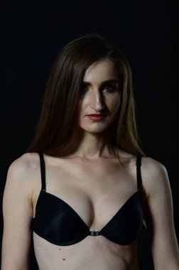 Sarı ceketli, uzun boylu, zarif bir bayan.