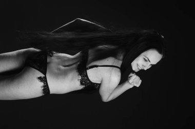 Stüdyoda şık keten bir esmer içinde güzel bir kadın.