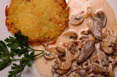 mantar ile domuz eti güveç ile servis patates pastası