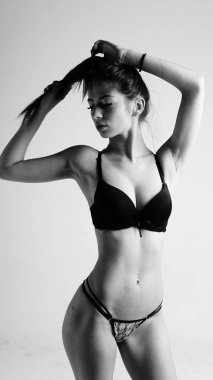 Beyaz arka planda siyah iç çamaşırlı güzel seksi kadın.