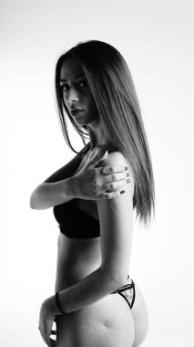 Beyaz arka planda siyah iç çamaşırlı güzel seksi kadın.