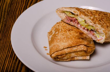 Etli, otlu ve ekşi kremalı krep.