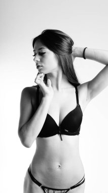 Beyaz arka planda siyah iç çamaşırlı güzel seksi kadın.