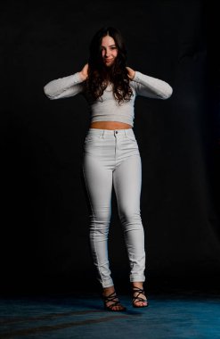 Saçları topuz şeklinde olan genç bayan kollarını kavuşturup yukarı bakıyor. Gri elbiseli, ısıran dudakları olan, arzularını düşünen kaprisli kadın manken. Hayal dünyası konsepti